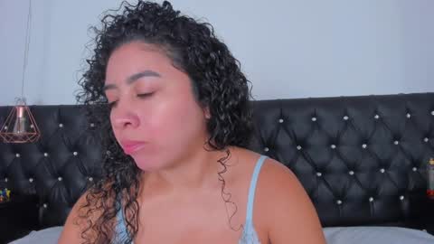 Snapshot of thara_webstter chatting on February 6, 11:32 am thara webstter online show from February 6, 11:32 am