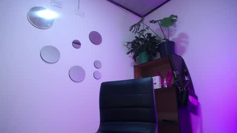 Snapshot of the_best_fox chatting on January 18, 1:30 am the girl of your dreams online show from January 18, 1:30 am