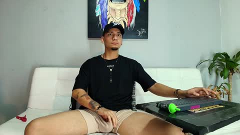 SCOTT  THEO  KAMERON  GENDERSON online show from December 19, 1:39 am