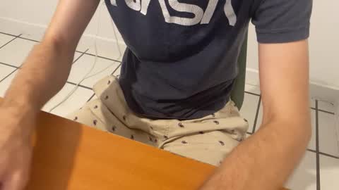 Snapshot of the_happy_hubby chatting on December 14, 7:29 am the_happy_hubby online show from December 14, 7:29 am