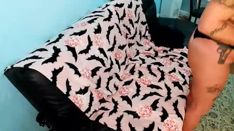 Snapshot of the_naked_siren chatting on December 16, 11:15 am lina luna online show from December 16, 11:15 am