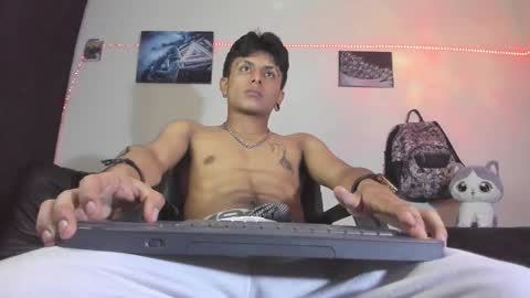 Snapshot of the_weed_guys chatting on December 17, 2:33 am Danny online show from December 17, 2:33 am