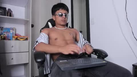 Snapshot of the_weed_guys chatting on November 25, 1:16 am Danny online show from November 25, 1:16 am