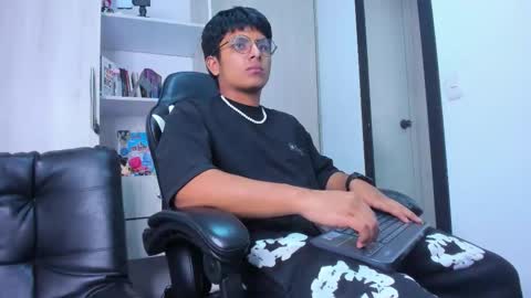 Snapshot of the_weed_guys chatting on December 18, 3:23 am Danny online show from December 18, 3:23 am