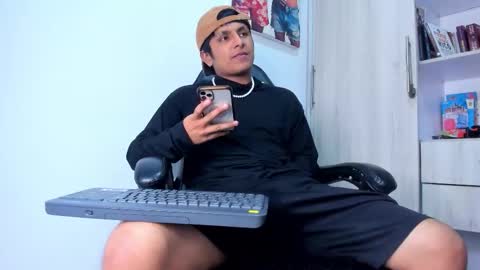 Snapshot of the_weed_guys chatting on January 7, 1:52 am Danny online show from January 7, 1:52 am