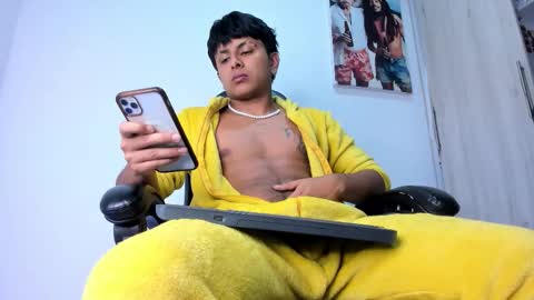 Snapshot of the_weed_guys chatting on January 10, 3:19 am Danny online show from January 10, 3:19 am