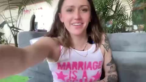 Snapshot of theartisttype chatting on April 1, 10:07 pm Arabella online show from April 1, 10:07 pm