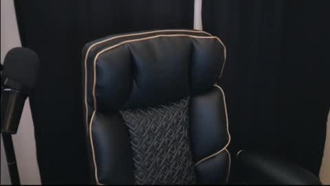 Snapshot of thebearking69 chatting on April 19, 1:05 am The Bear King online show from April 19, 1:05 am