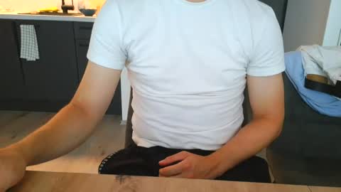 Snapshot of thecuteguy144949 chatting on June 29, 8:09 am thecuteguy144949 online show from June 29, 8:09 am
