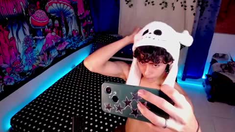 Snapshot of thedoll_ethan chatting on April 7, 5:19 am ethan online show from April 7, 5:19 am