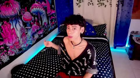Snapshot of thedoll_ethan chatting on April 8, 4:01 am ethan online show from April 8, 4:01 am
