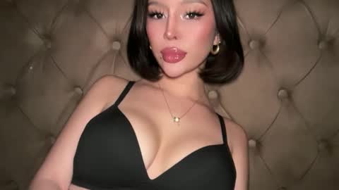 Elle  dont forget to folloW me and thumbs up online show from March 29, 10:43 pm