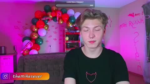 Snapshot of themikesever chatting on December 16, 10:18 am Sever online show from December 16, 10:18 am