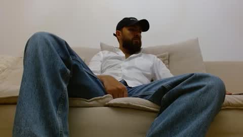 Snapshot of themonarchgoat chatting on December 17, 4:24 pm TheMonarchGoat online show from December 17, 4:24 pm