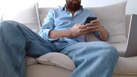 Snapshot of themonarchgoat chatting on January 11, 9:47 am TheMonarchGoat online show from January 11, 9:47 am