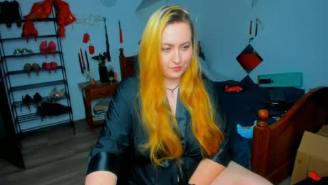 Snapshot of thenaughtygf chatting on April 7, 9:48 pm thenaughtygf online show from April 7, 9:48 pm