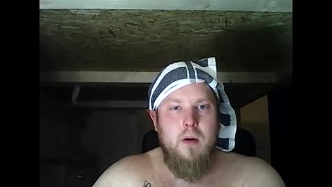 Snapshot of thenewdude1992 chatting on March 1, 1:11 am thenewdude1992 online show from March 1, 1:11 am