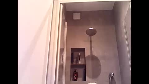 Snapshot of thenewdude1992 chatting on October 4, 6:39 pm thenewdude1992 online show from October 4, 6:39 pm