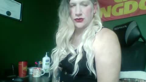 Snapshot of thenickshow chatting on February 12, 8:29 pm Nikki CD online show from February 12, 8:29 pm