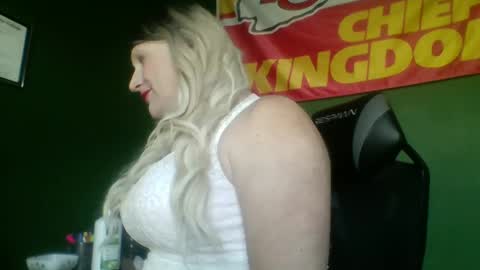 Snapshot of thenickshow chatting on February 13, 2:42 pm Nikki CD online show from February 13, 2:42 pm