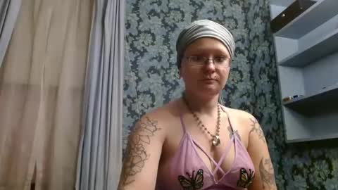 Snapshot of thesirenscall chatting on December 15, 3:11 am Siren of the Fae online show from December 15, 3:11 am