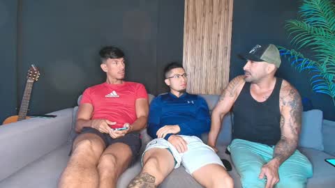 Snapshot of thestraightroom chatting on April 1, 12:28 pm thestraightroom online show from April 1, 12:28 pm