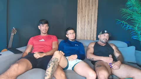 Snapshot of thestraightroom chatting on April 1, 1:41 pm thestraightroom online show from April 1, 1:41 pm