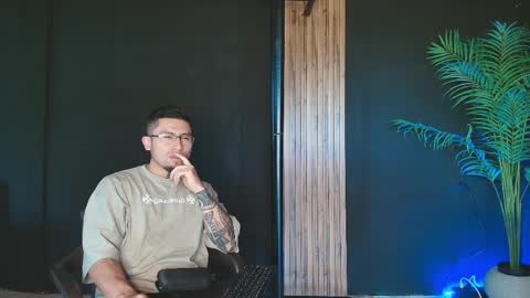 Snapshot of thestraightroom chatting on April 2, 12:36 pm thestraightroom online show from April 2, 12:36 pm