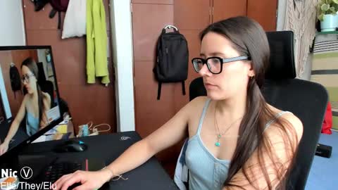 Snapshot of thetropicalseduction chatting on February 25, 6:39 pm Nicole online show from February 25, 6:39 pm