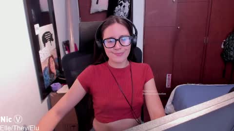 Snapshot of thetropicalseduction chatting on April 10, 9:41 pm Nicole online show from April 10, 9:41 pm
