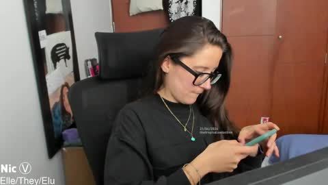 Snapshot of thetropicalseduction chatting on April 21, 7:06 pm Nicole online show from April 21, 7:06 pm