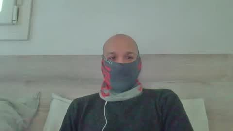 Snapshot of thetubedscarfguy chatting on December 18, 9:25 am Scarf guy online show from December 18, 9:25 am