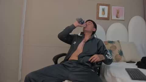 Snapshot of thiago_2003_ chatting on March 19, 8:24 pm Thiago online show from March 19, 8:24 pm