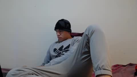 Snapshot of thiago_hot_boy chatting on December 17, 9:50 am Thiago independent model online show from December 17, 9:50 am