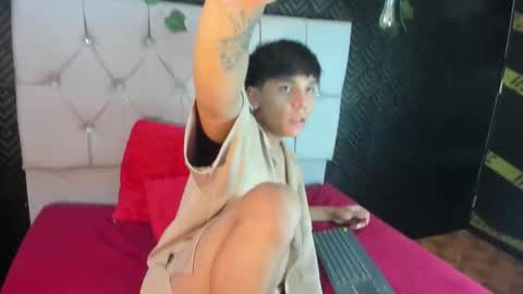 Snapshot of thiago_kozak chatting on October 17, 1:03 pm thiago online show from October 17, 1:03 pm