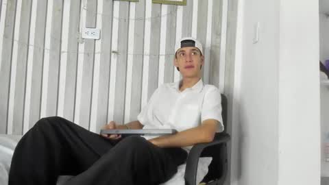 Snapshot of thiagoduarte_ chatting on March 11, 11:27 am Thiago online show from March 11, 11:27 am