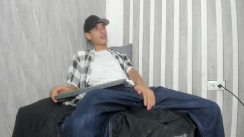 Snapshot of thiagoduarte_ chatting on March 19, 4:11 pm Thiago online show from March 19, 4:11 pm