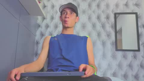 Snapshot of thiagoduarte_ chatting on March 25, 11:49 am Thiago online show from March 25, 11:49 am