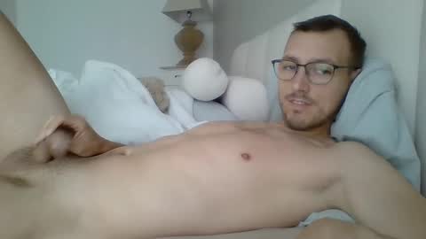 Snapshot of thib9223 chatting on April 2, 8:34 am thib9223 online show from April 2, 8:34 am