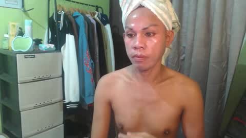 Snapshot of thick_bigcock13 chatting on September 28, 12:49 am gil online show from September 28, 12:49 am