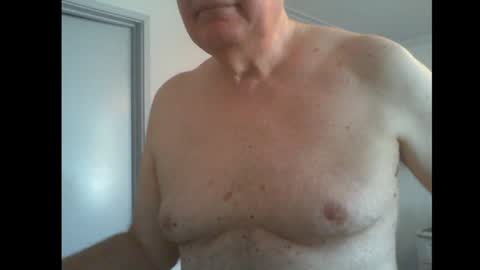 Snapshot of thickmelnik chatting on January 5, 1:03 am James online show from January 5, 1:03 am