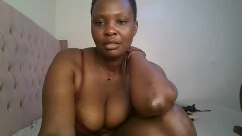 Snapshot of thicky_rue chatting on February 7, 12:25 am Rue online show from February 7, 12:25 am