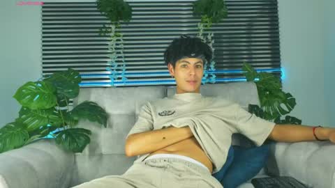 Snapshot of thiiagosaeenz chatting on April 7, 5:19 am Thiago Saenzz online show from April 7, 5:19 am