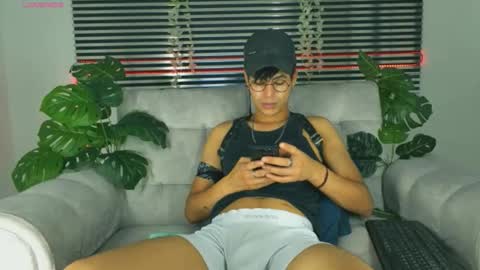 Snapshot of thiiagosaeenz chatting on April 7, 6:08 pm Thiago Saenzz online show from April 7, 6:08 pm