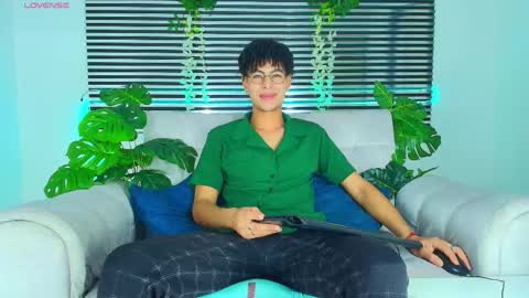 Snapshot of thiiagosaeenz chatting on April 13, 3:39 pm Thiago Saenzz online show from April 13, 3:39 pm