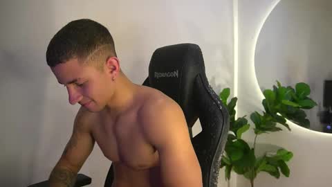 thin_tommy11 online show from May 11, 12:16 am