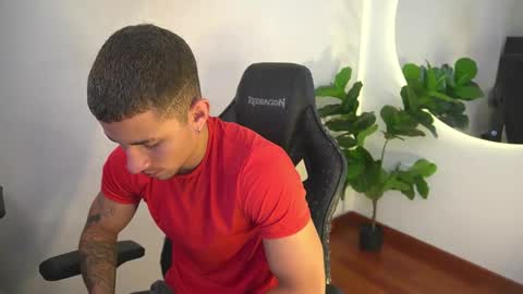 thin_tommy11 online show from May 17, 8:38 pm