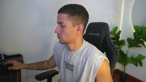 thin_tommy11 online show from May 18, 8:03 pm