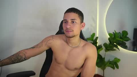 thin_tommy11 online show from May 21, 8:38 pm