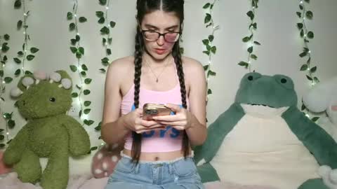 thistlefernsby online show from June 17, 1:08 am